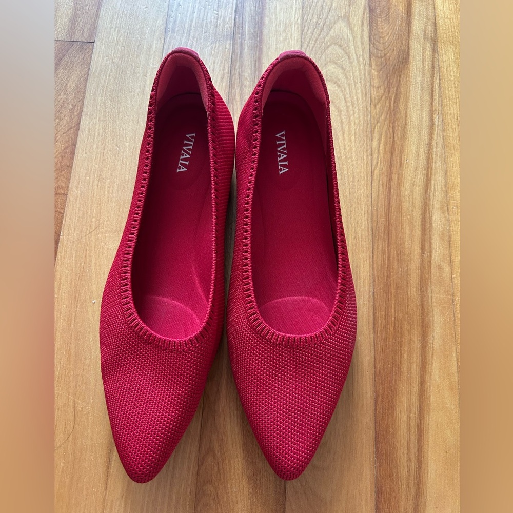 Vivaia Women's Red Pointed Flats